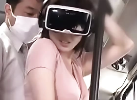 Linda asiática es cogida en el bus con lentes de rv 2 (har-064)