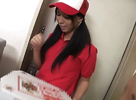 The alluring girl unfamiliar the pizza delivery grant-money is seduced