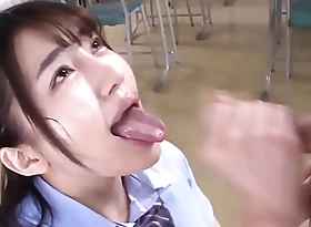 Estudante japonesa chupando e leva porra na boca