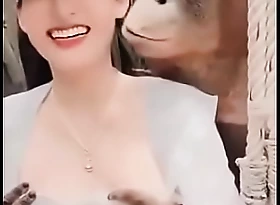 Orangutan maca cyce seksownej skosniej ławce i rucham ja w delude