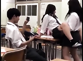 Jugando a hacer una pornography en escuela Japonesa