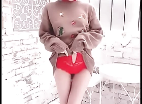 maity sexy japonesa se quita el pijama mostrando su culazo y su sexy ropa interior roja de una sola pieza